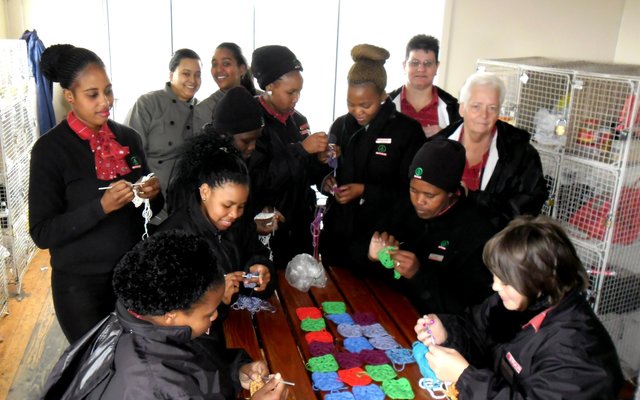  Hierdie groep entoesiastiese “hekeldames” van Gansbaai Superspar is hard aan die werk vir 2016 se Mandeladag.